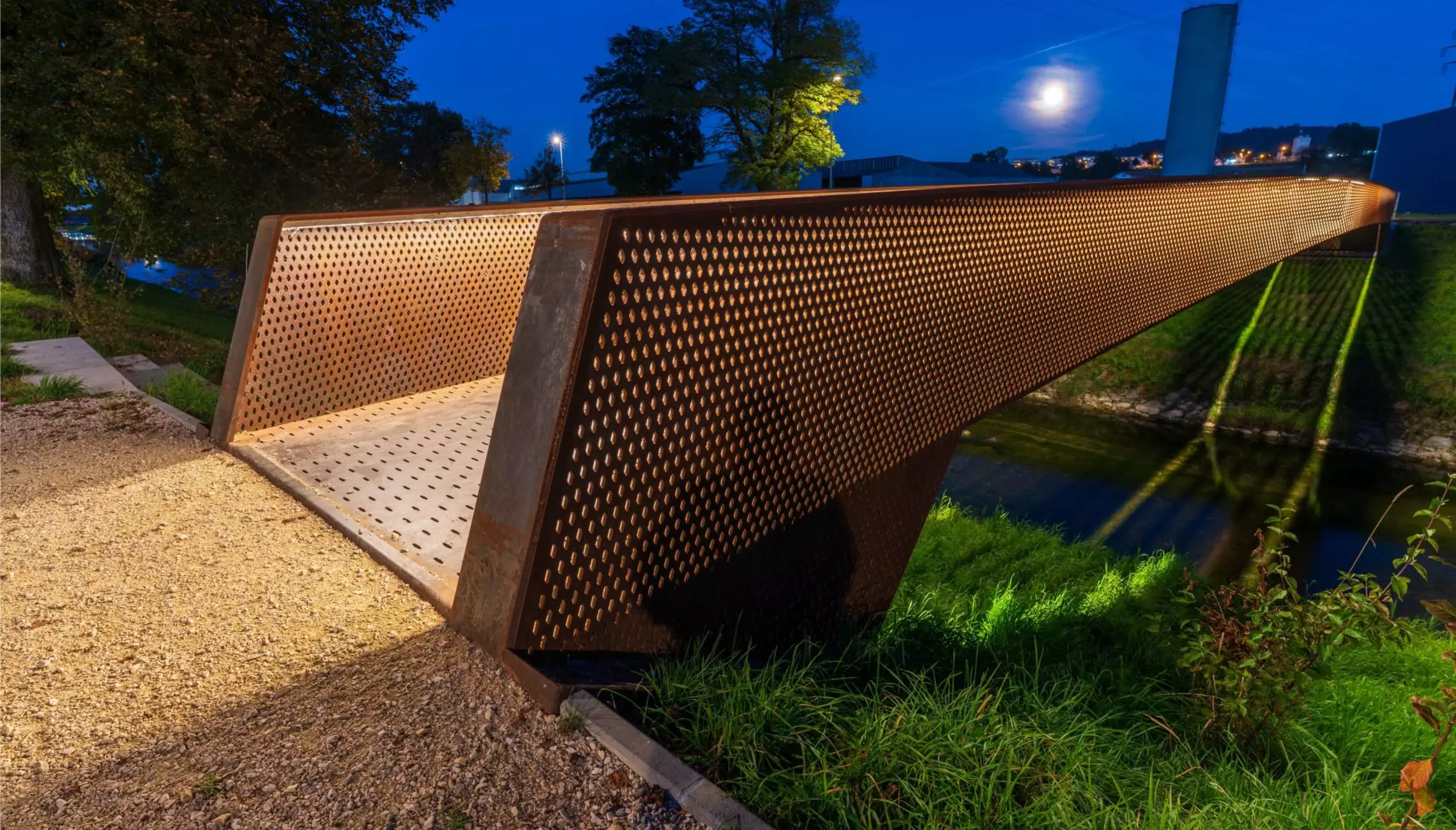 Photo de nuit d'une passerelle
