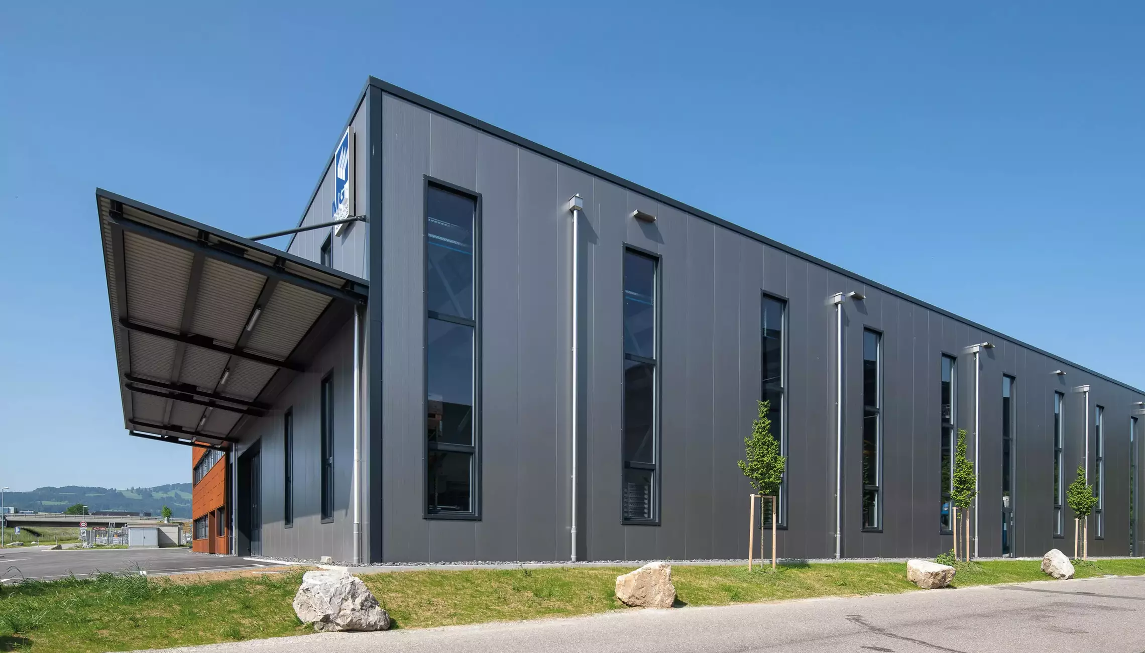 Photo extérieure de la halle industrielle de TIG SA