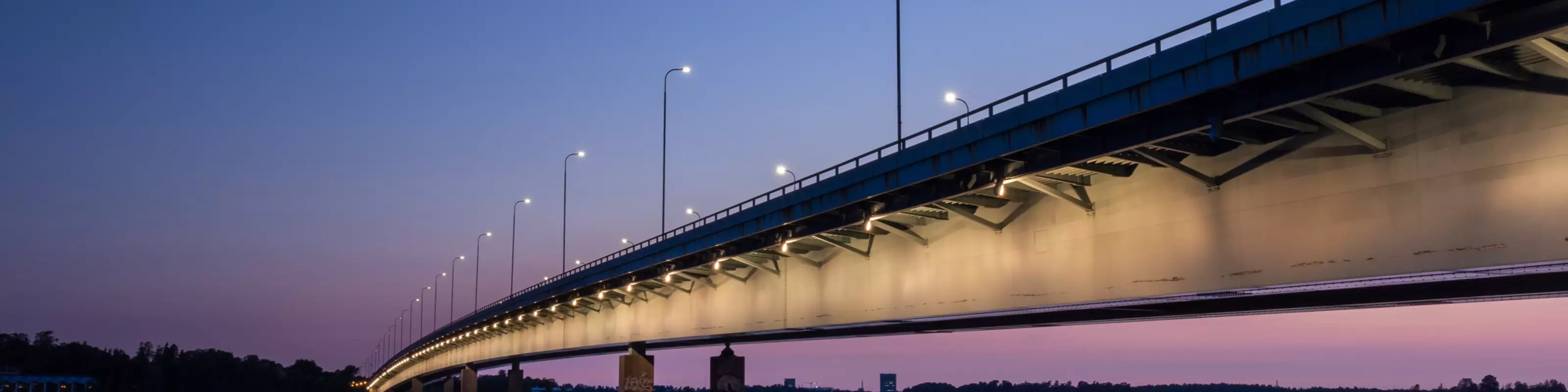 Photographie d'un pont illuminé