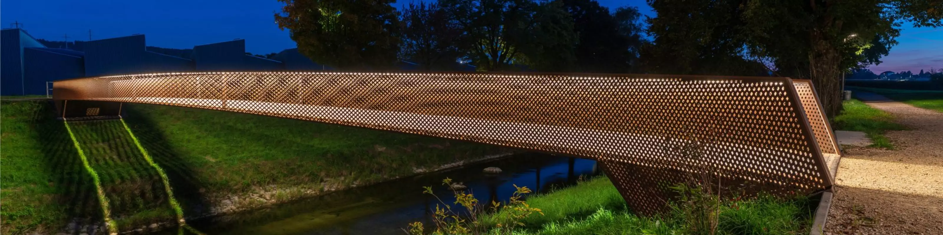 Photo de nuit d'une passerelle