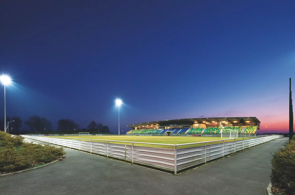 Photographie d'un stade de football et ses éclairages de nuit