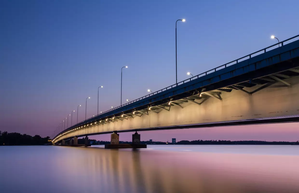 Photographie d'un pont illuminé