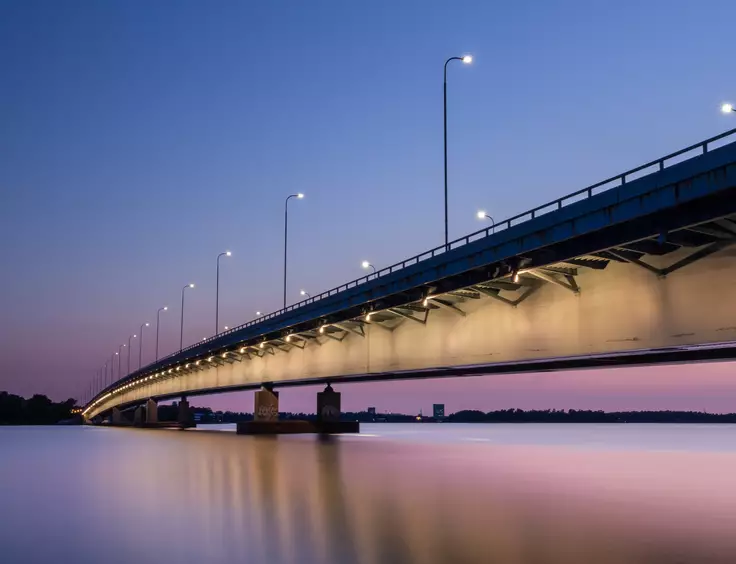 Photographie d'un pont illuminé