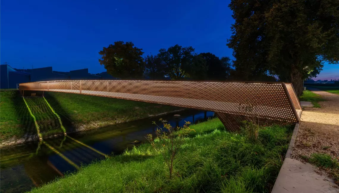 Photo de nuit d'une passerelle